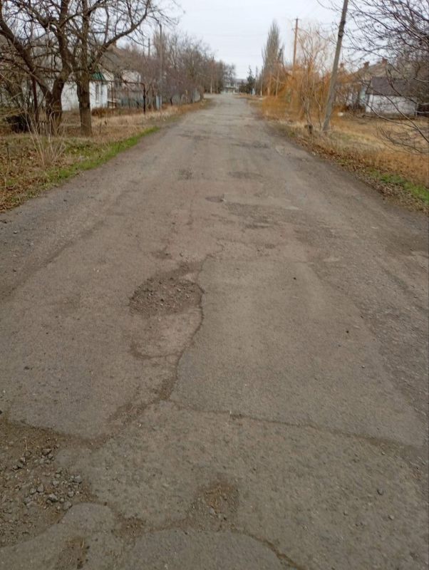 Специалисты Нижегородской области ремонтируют дороги в селе Демьяновка Мангушского округа
