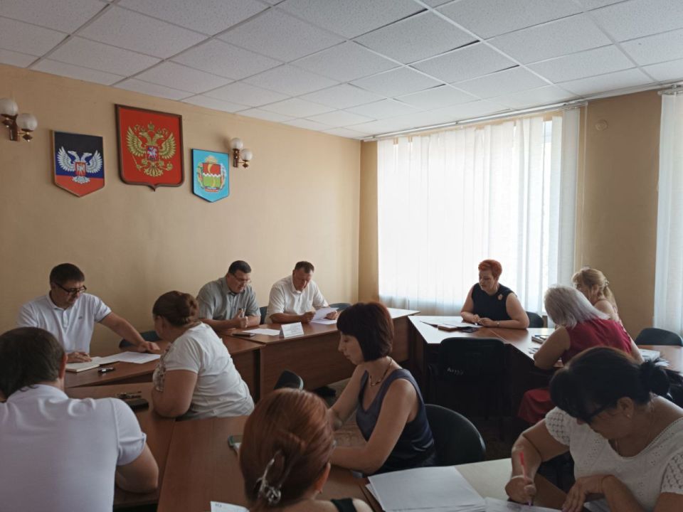 Игорь Лызов: На еженедельном аппаратном совещании с начальниками управлений, отделов, секторов администрации округа, руководителями учреждений, начальниками территориальных отделов рассмотрели актуальные вопросы...