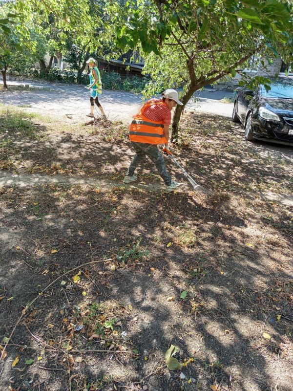 Силами коммунальных предприятий были проделаны работы по наведению чистоты и порядка на территории г. Моспино: