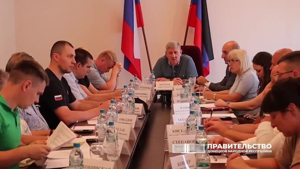 По распоряжению Главы ДНР постановлением правительства на ближайшие три месяца зафиксирована верхняя граница цены на разливную воду — 3,5 рубля за литр