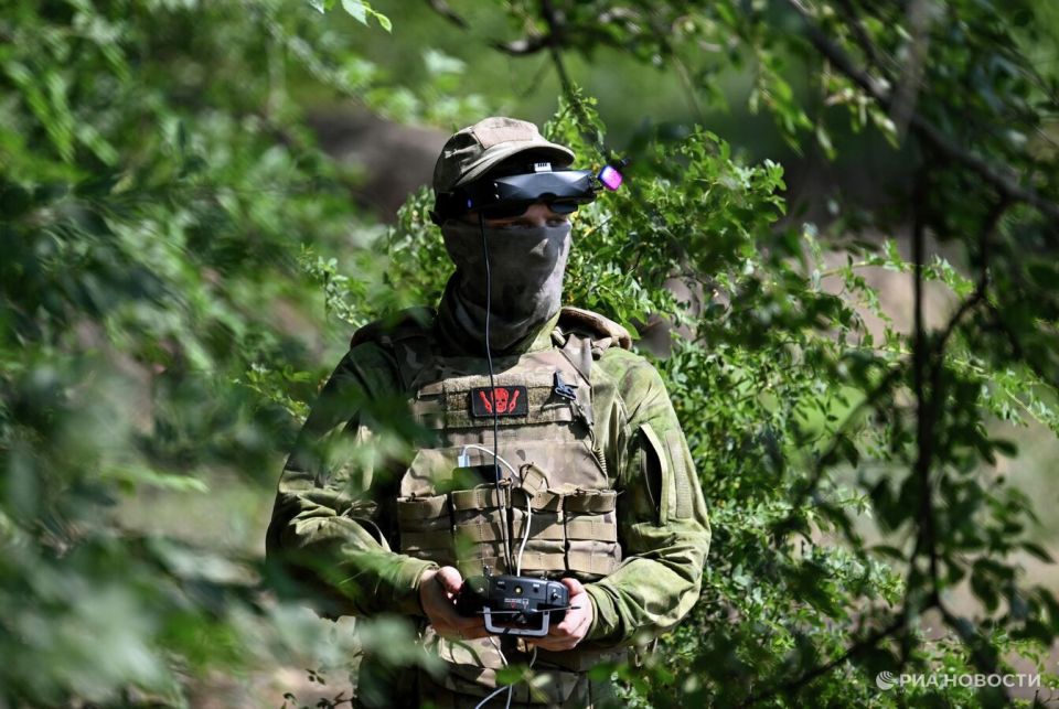 Российский FPV-дрон уничтожил украинский наземный дрон в ДНР