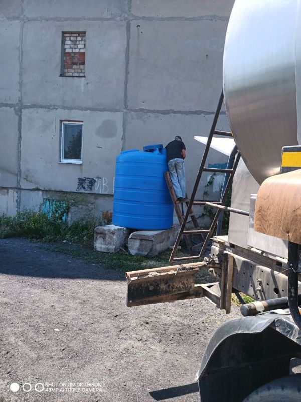 В связи со сложной ситуацией водоснабжения на территории города Дебальцево, администрацией городского округа были установлены емкости на м-не 50 Лет Победы (во дворах на ул. Бестужева, ул.Узловая) с объёмом 3м.куб, на м-не...