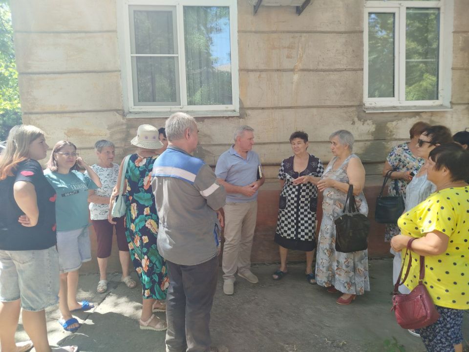 30 июля Глава муниципального образования Старобешевский муниципальный округа Николай Михайлов провел встречу с жителями улицы Ленина поселка Новый Свет