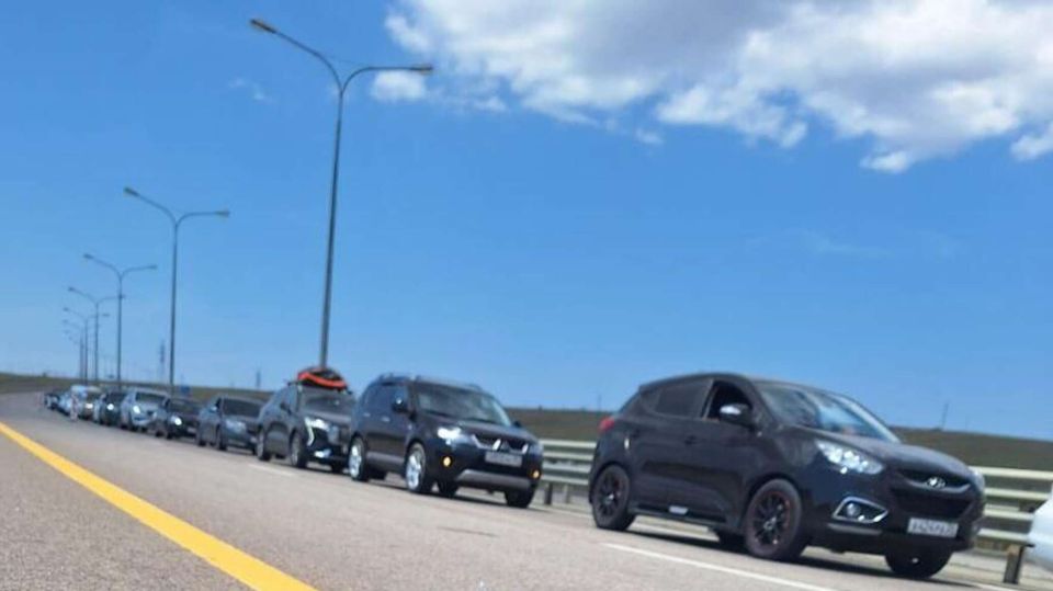 Крымский мост сейчас – очередь растет с двух сторон