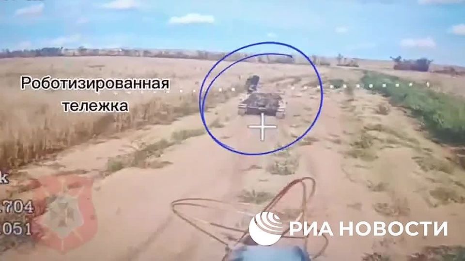 Российский оператор FPV-дрона Южной группировки войск поразил украинский наземный беспилотник на константиновском направлении в ДНР, соответствующие кадры оказались в распоряжении РИА Новости