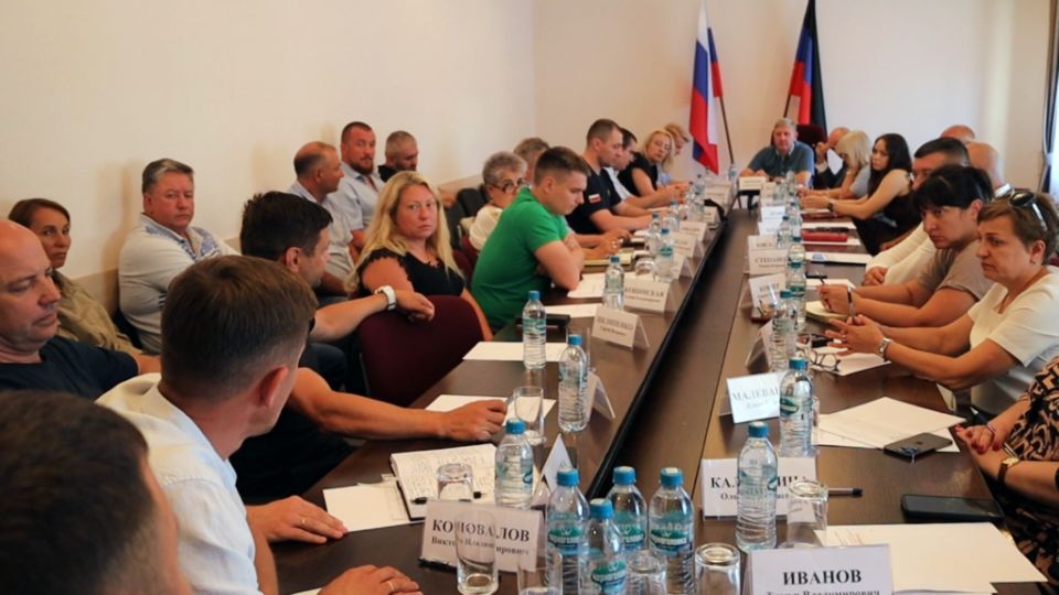 Глава Правительства Андрей Чертков встретился с производителями питьевой воды и представителями торговых сетей