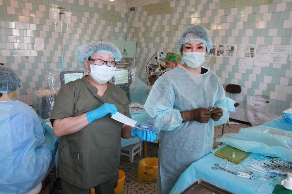 Бригада якутских врачей провела 1 199 операций в Докучаевске