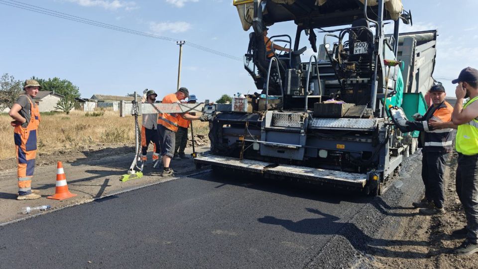 Сотрудники Администрации ежедневно осуществляют координацию процесса восстановления слоев износа дорожного покрытия в пгт Мангуш