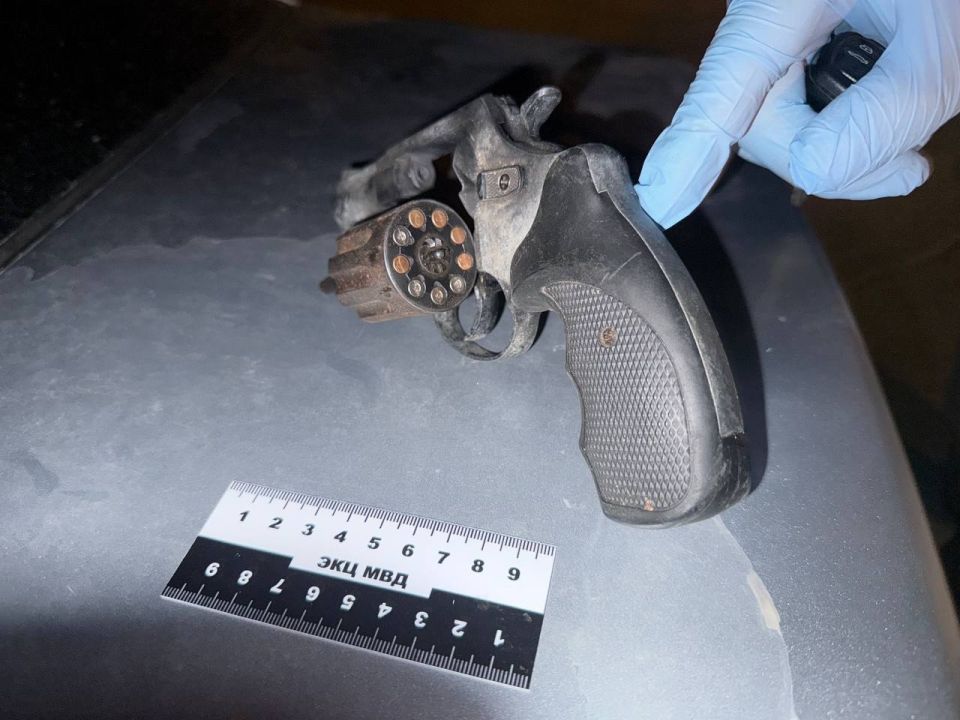 Револьвер и запасы наркотиков нашли у 42-летнего сбытчика из Донецка полицейские