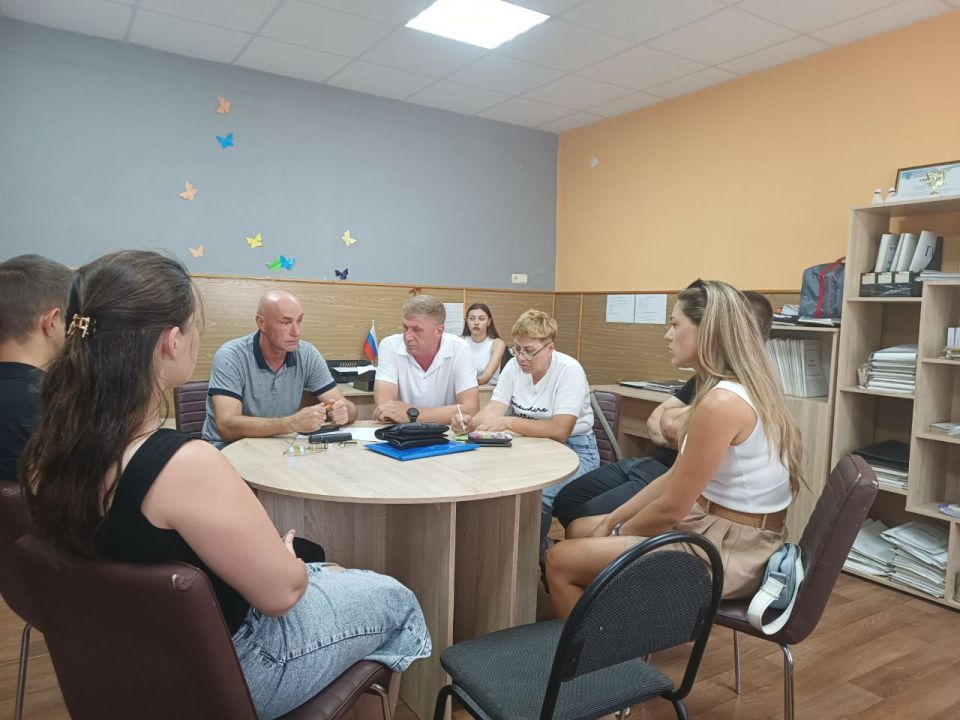 Сергей Юзвинкевич: Совместно с директором ГБУ ДО ДНР "Спортивная школа олимпийского резерва "Авангард" Горячей К. Н. провел встречу с трудовым коллективом МКУ ДО "Володарская спортивная школа" и МКУ "ВЦФЗН "Спорт для всех"