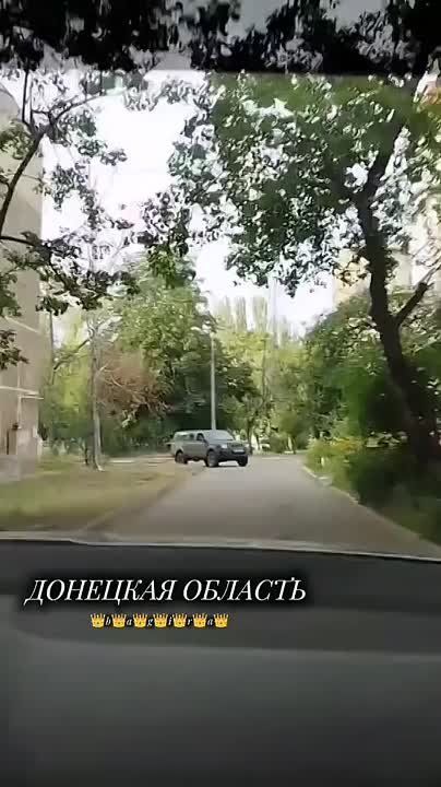 Чингис Дамбиев: Скопление автотранспорта боевиков украинских формирований возле многоэтажного дома в Краматорске