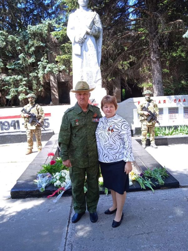 Семья Картавцевой Лидии Ивановны, учителя ГБОУ "Ульяновская школа Амвросиевского м.о.", была удостоена высокой награды - медали «За любовь и верность»