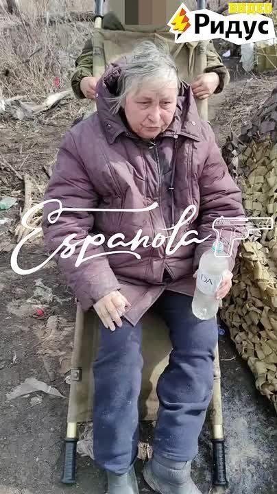 Бойцы такелажного отряда 88-й добровольческой бригады «Эспаньола» осуществили вместе с соратниками-смежниками эвакуацию пожилой женщины из освобожденного российскими войсками Часов Яра