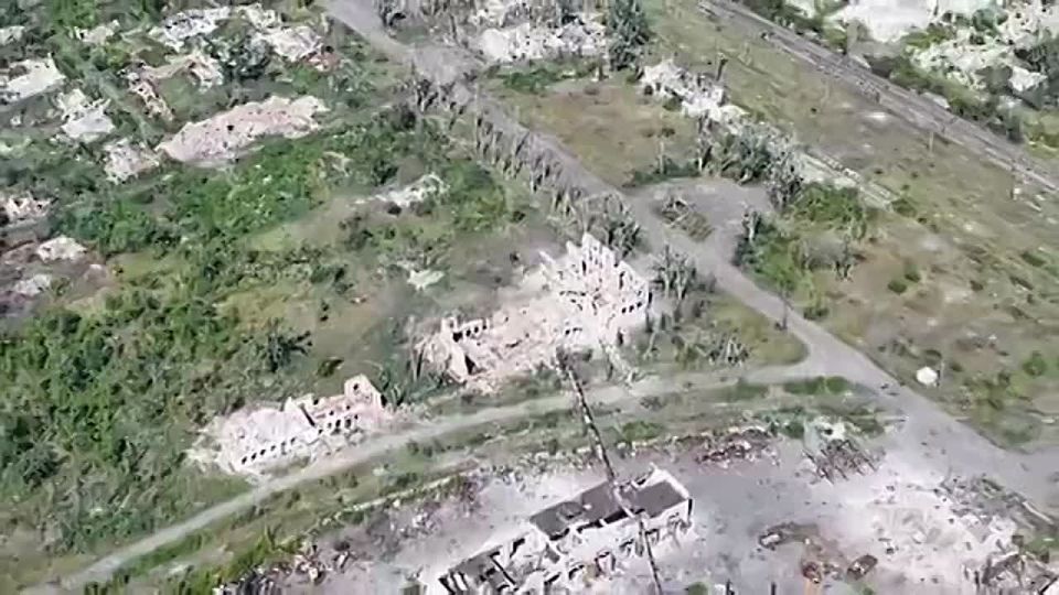 Минобороны РФ показало кадры боев за освобожденный сегодня Часов Яр в ДНР