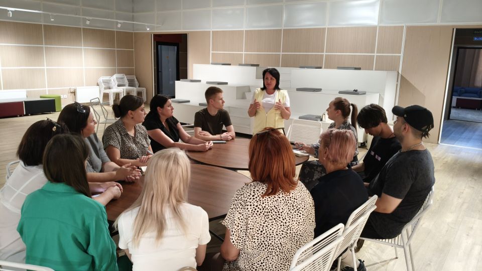 Заместитель главы администрации Волновахского МО, координатор Женского движения "Единой России" Елена Снисаренко встретилась с трудовым коллективом ГБУ ДНР "Центр развития молодежных инициатив республики" и жителями Волновахи