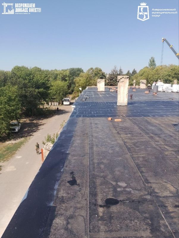 В пос. Металлист Амвросиевского округа продолжаются работы по ремонту кровли многоквартирного дома