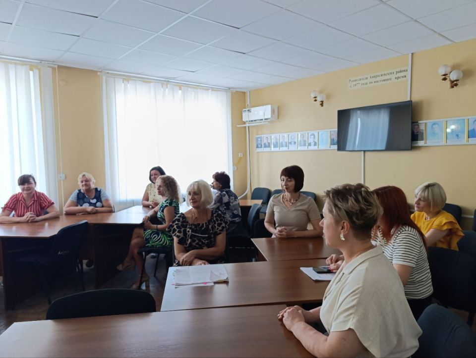 Управляющий делами администрации Амвросиевского муниципального округа Елена Фисенко встретилась с трудовым коллективом администрации округа, отдела опеки и попечительства, управления образования