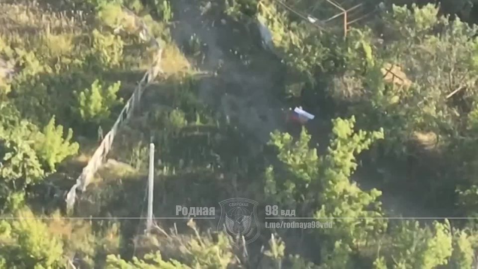 Кадры с флагами из освобождённых российскими десантниками микрорайонов города Часов Яр публикует Telegram-канал Родная 98-я (ВДВ России)