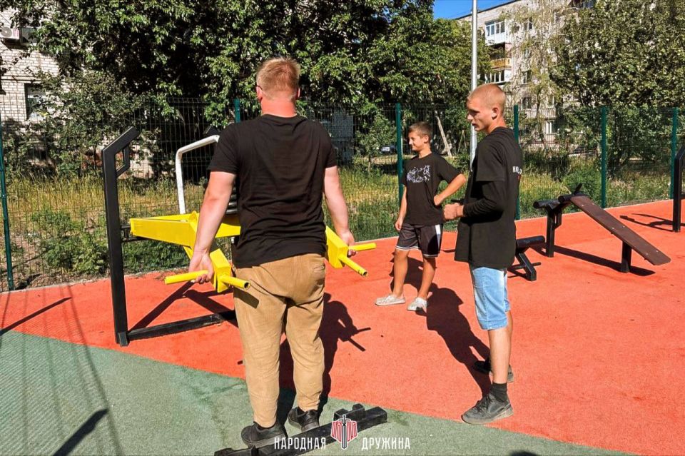 В рамках реализации проекта «Старший брат» ветеран боевых действий СВО Николай Онопченко провёл вечернюю тренировку на спортивной площадке