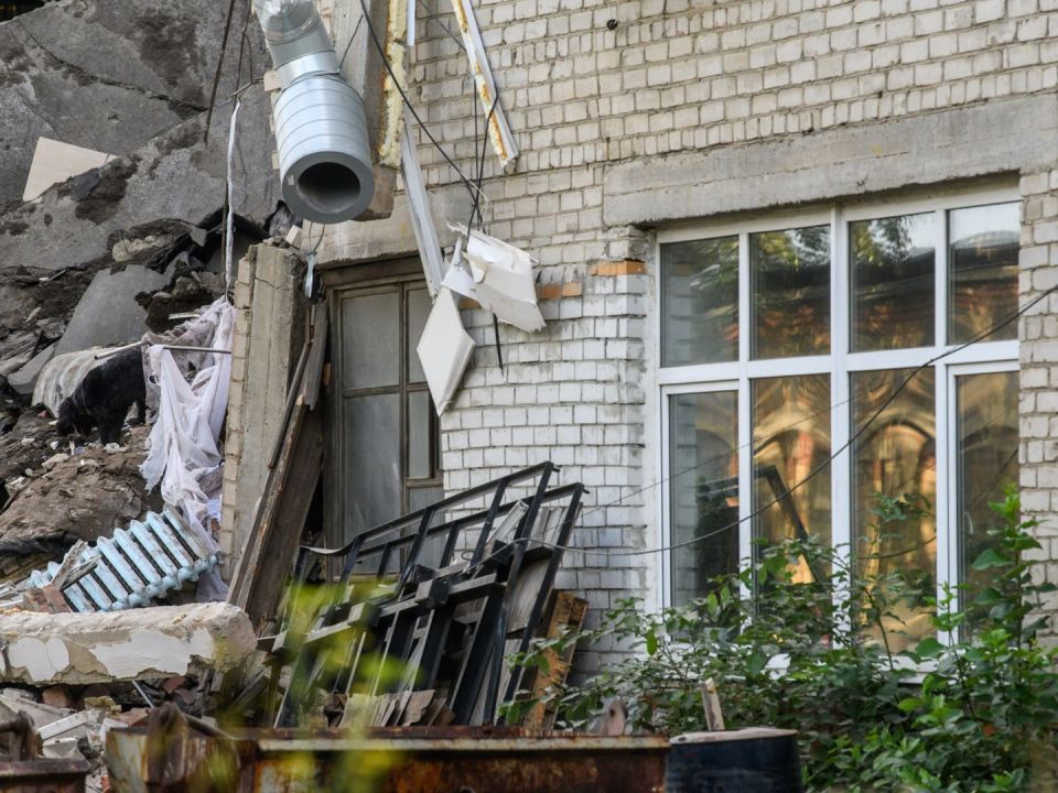 В ДНР обрушилась школа. Видео