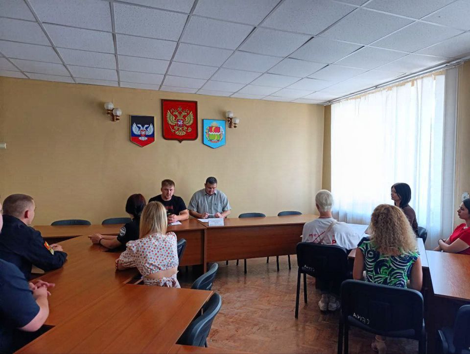 Глава Амвросиевского муниципального округа Игорь Лызов встретился с активной молодёжью нашего округа в рамках профориентационного проекта «ГосСтарт.Диалог»