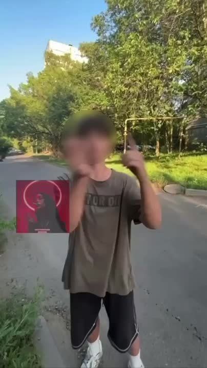 Дети вешаются на дорожные знаки в Донецке