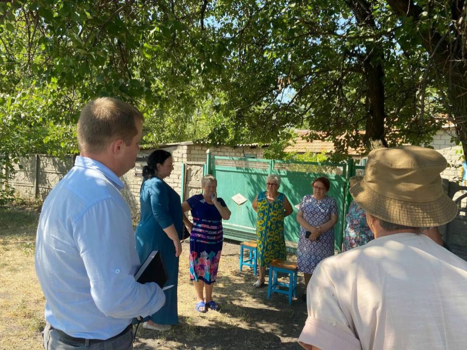 Виктория Жукова: По поручению Главы Донецкой Народной Республики Дениса Пушилина и по просьбам жителей в поселке Золотаревка сегодня провела два схода граждан