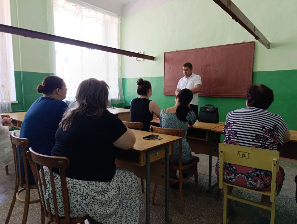 Заместитель главы администрации Амвросиевского муниципального округа Дмитрий Кудрявцев провел встречу с трудовым коллективом Государственного бюджетного образовательного учреждения «Школа №2 Амвросиевского м.о.»