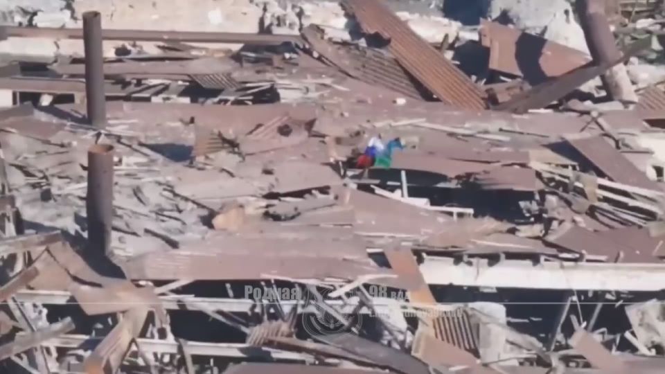 Российские десантники подняли триколор и флаг ВДВ во всех районах освобождённого Часова Яра в ДНР