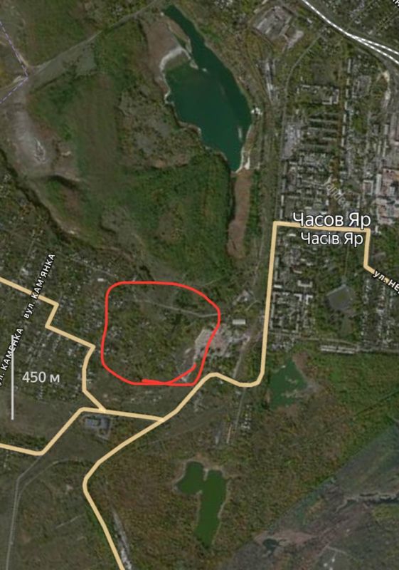 По информации с мест, противник продолжает прятаться в посадках и подвалах на окраинах Часов Яра