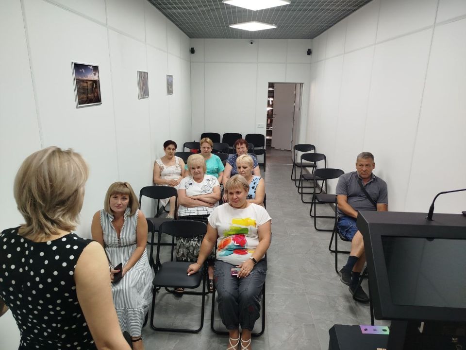 В Амвросиевской центральной библиотеке состоялась встреча директора центральной библиотечной системы, лидера общественного мнения Валентины Сойниковой с трудовым коллективом