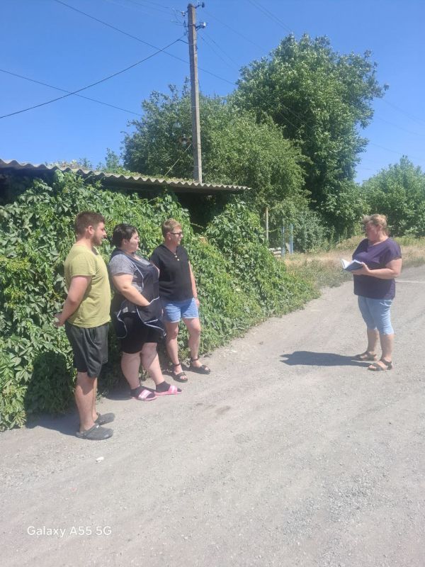 30 июля Начальник Петровского территориального отдела Администрации Старобешевского муниципального округа Наталья Лащёнова провела встречу с жителями села Петровское