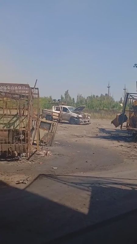 "Кладбище техники ВСУ": мост между Покровском и Мирноградом усеян подбитыми машинами