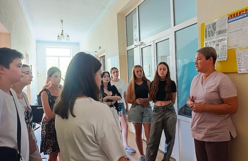 Специалисты Республиканского центра занятости рассказали юным докучаевцам о медицинских профессиях