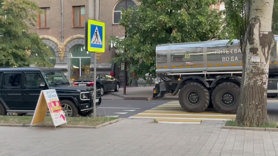 Московские «помощники»-водовозы в центре Донецка