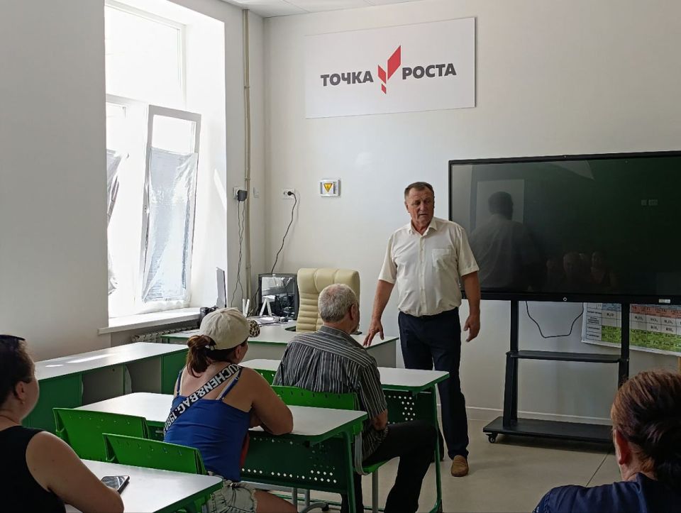 Состоялась встреча первого заместителя главы администрации Амвросиевского муниципального округа Бориса Бутко с трудовым коллективом образовательных учреждений