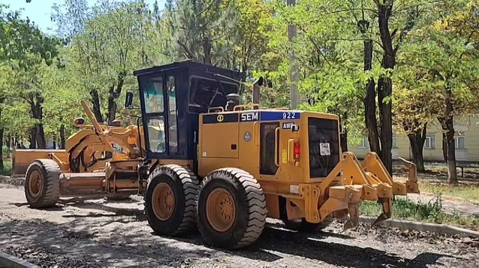 Якутия продолжает ремонт дороги в Докучаевске