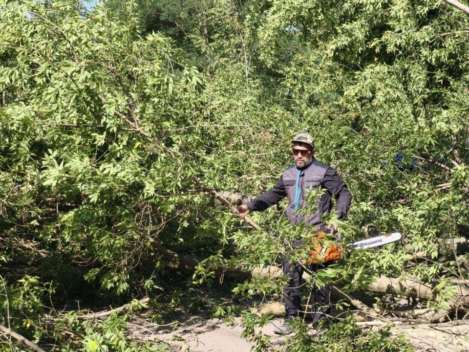 Магаданцы помогли ликвидировать последствия ветра в Ждановке