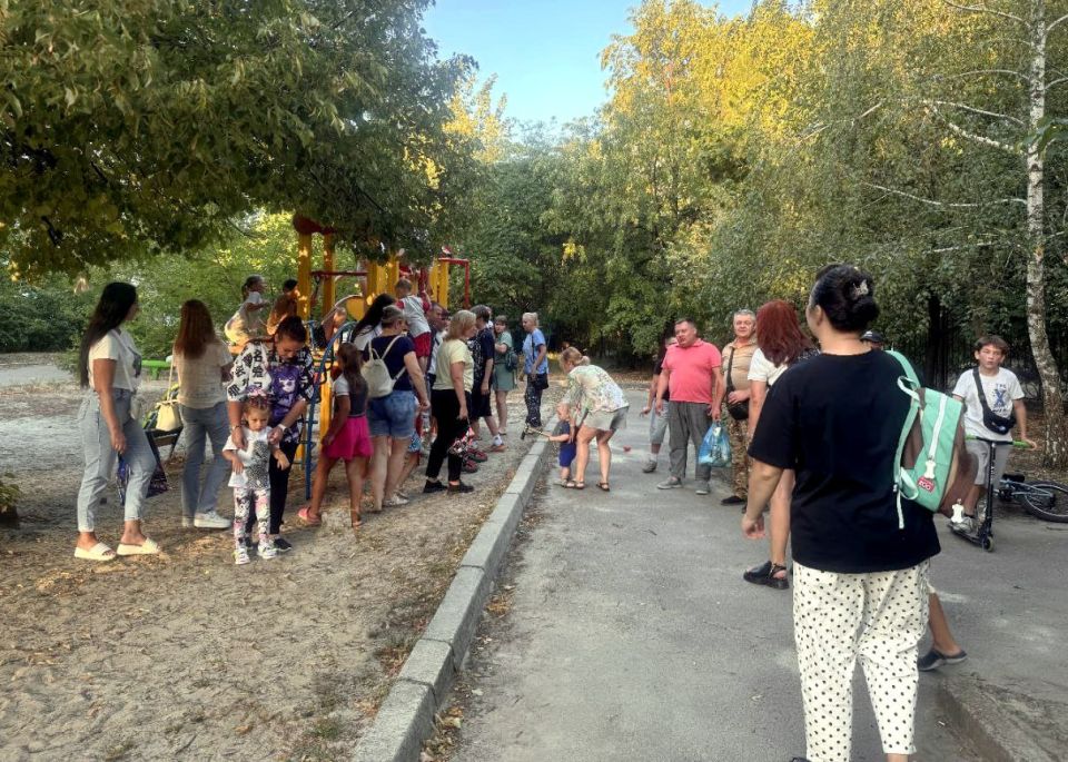 Руководитель Управы Куйбышевского внутригородского района Иван Адамец провел встречу с жителями в сквере у храма Святого Равноапостольного Князя Владимира