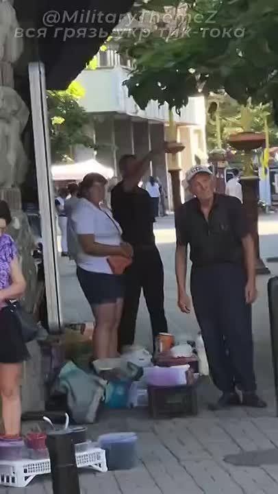 Кадры из Ивано-Франковска. Минуту молчания в память об убитых в Часов Яре ВСУшниках гражданин провел в позе зигующего