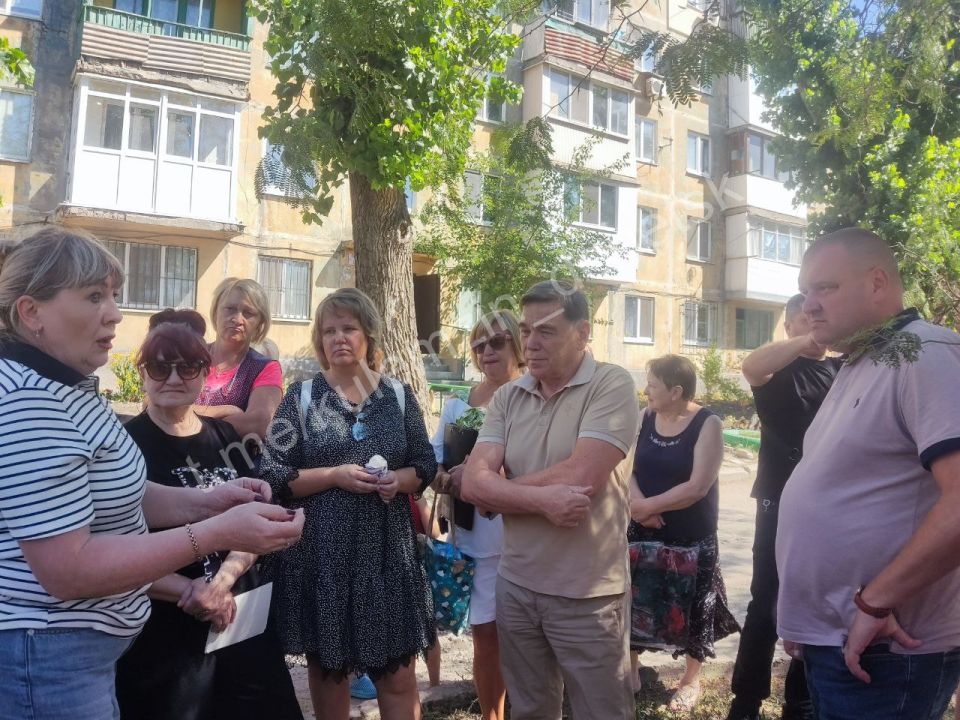 Сегодня состоялась встреча заместителя главы администрации городского округа Донецк Виктора Моисеенкова с жителями Кировского района