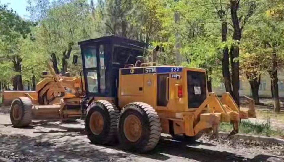 Докучаевск и Мангуш: шеф-регионы ремонтируют дороги в подшефных муниципалитетах