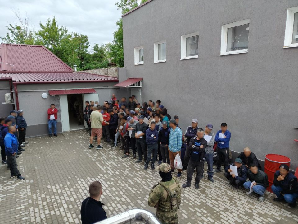 В ходе проведения оперативно-профилактических мероприятий в столице Республики полицейские выявили трех граждан из стран Средней Азии, нарушающих миграционные правила