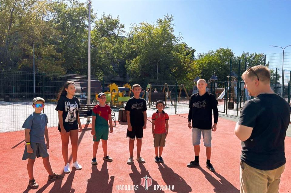 Прокачали тело и дух!. Активисты Амвросиевского штаба Народной Дружины провели вечернюю тренировку на спортивной площадке
