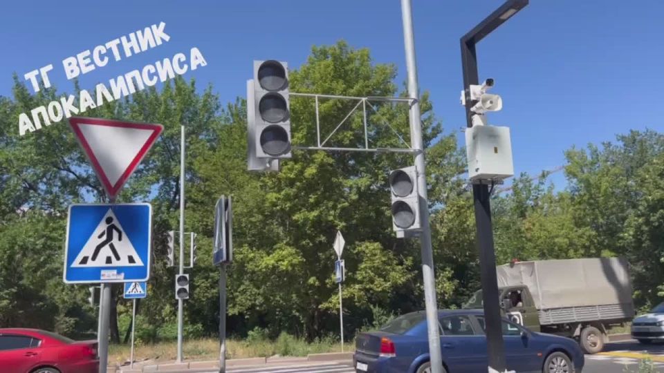 На перекрестке в Донецке появился светофор и камера