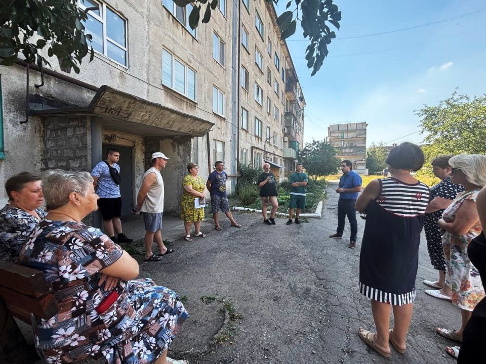 Заместитель главы Шахтерского муниципального округа провел встречу с жителями Ждановка