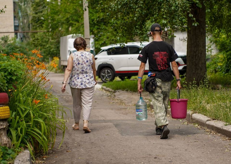 Молодежь ДНР помогает маломобильным в условиях водной блокады
