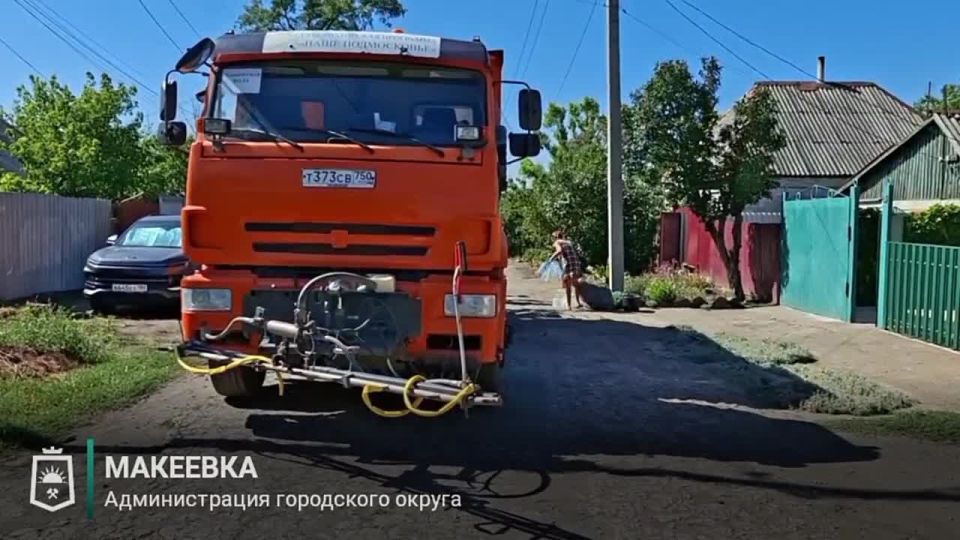 Водовозы спешат по адресам в Макеевке, чтобы обеспечить людей водой