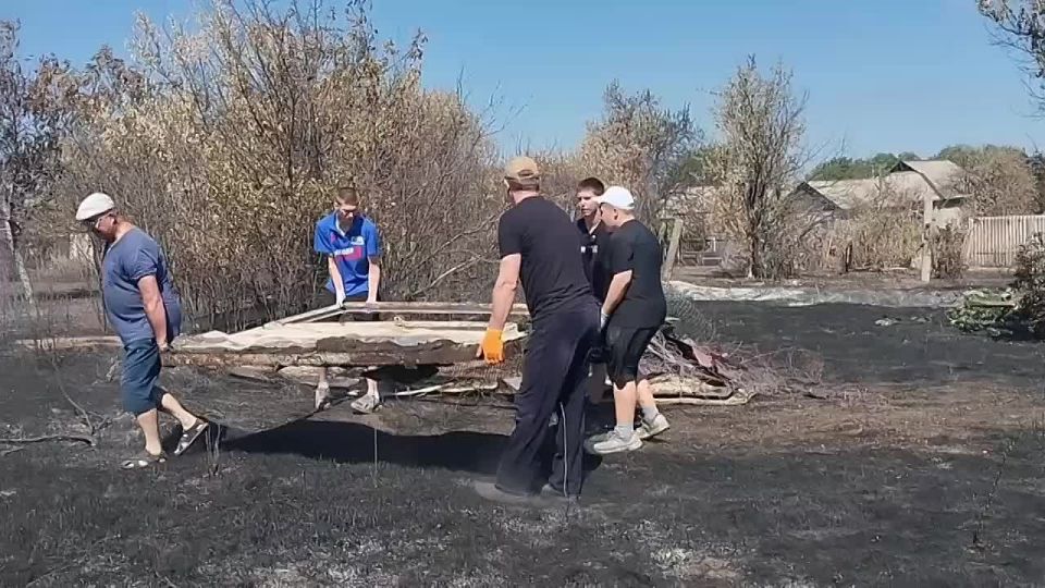 Александр Шатов: Добровольцы Шахтерского муниципального округа помогают погорельцам Ждановки