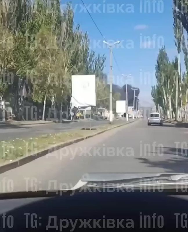 На видео попал момент удара "Герани" по ТЦК в оккупированной ВСУ Дружковке (ДНР)